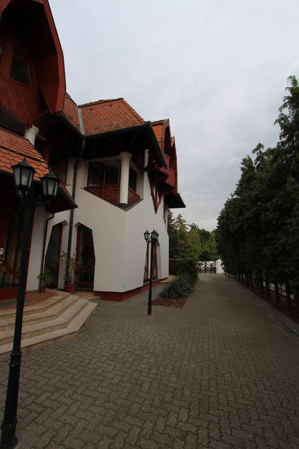 Grantek Ueduelohaz Hotel Балатонлеле Екстериор снимка