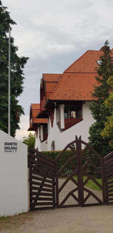 Grantek Ueduelohaz Hotel Балатонлеле Екстериор снимка