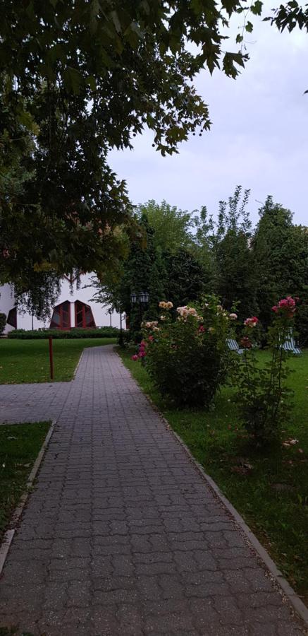 Grantek Ueduelohaz Hotel Балатонлеле Екстериор снимка
